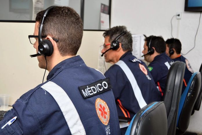 Bebê que estava engasgado é salvo após SAMU orientar pai por telefone
