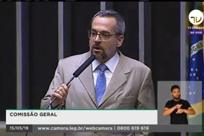 Ao vivo: Weintraub fala sobre bloqueio de recursos para universidades