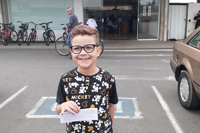 Aos 8 anos, menino transgênero, muda oficialmente o nome. Agora se chama Eduardo.