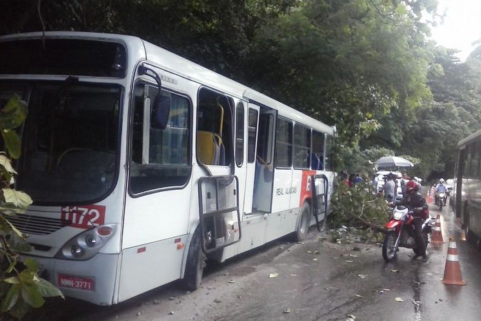 Motorista perde controle de ônibus e veículo cai em vala na Geraldo Melo