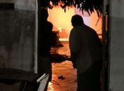 Incêndio criminoso: polícia prende jovem suspeita de matar a mãe queimada, dentro de residência