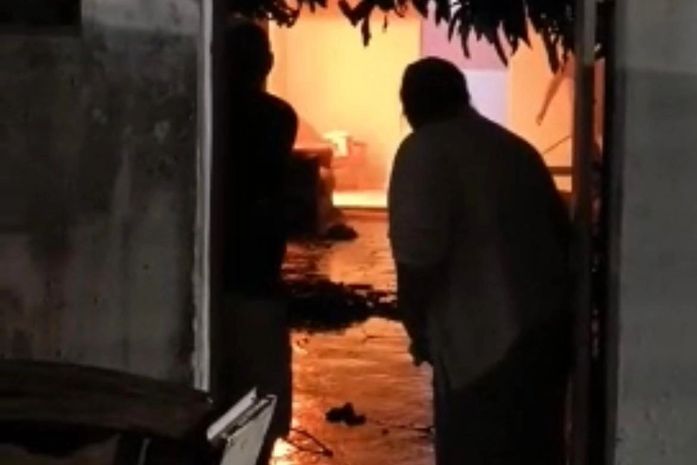 Incêndio criminoso: polícia prende jovem suspeita de matar a mãe queimada, dentro de residência