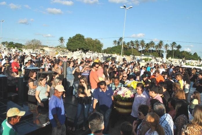 Amigos familiares e políticos marcam presenças no sepultamento de Nathalya Waleska