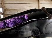 Enterrado num sapato?! Funerárias produzem caixões que remetem a profissão ou nível social dos mortos