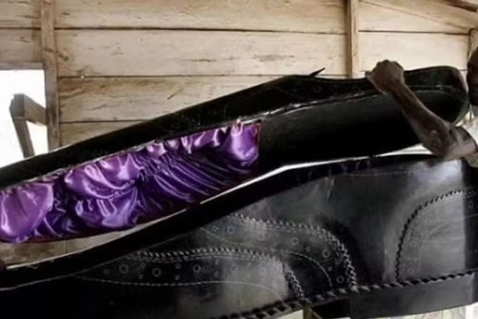 Enterrado num sapato?! Funerárias produzem caixões que remetem a profissão ou nível social dos mortos