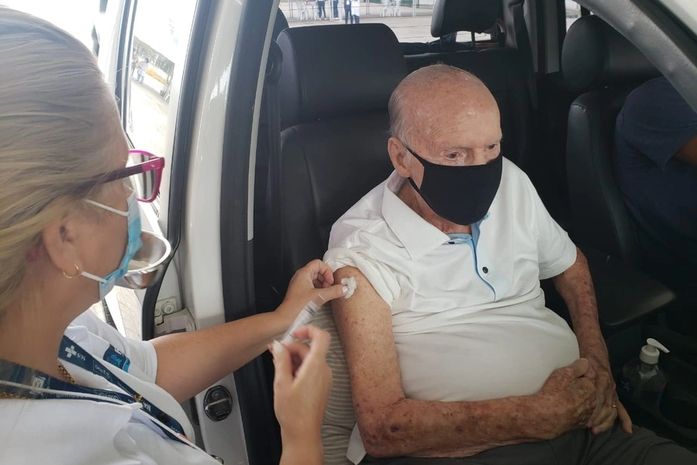 Zagallo é vacinado contra covid-19 no Rio de Janeiro