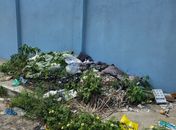 Moradores do Poço reclamam de acúmulo de lixo há mais de dois meses em frente a escola