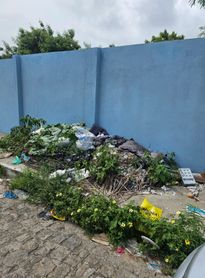 Moradores do Poço reclamam de acúmulo de lixo há mais de dois meses em frente a escola