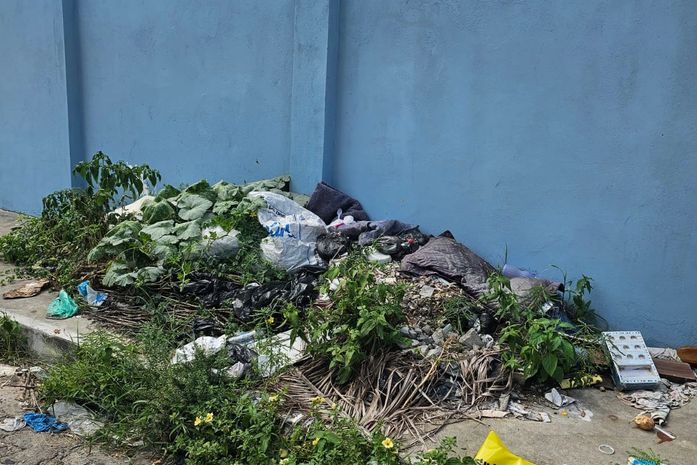 Moradores do Poço reclamam de acúmulo de lixo há mais de dois meses em frente a escola