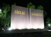 Prefeito de Coruripe Marcelo Beltrão inaugura o monumento à Bíblia