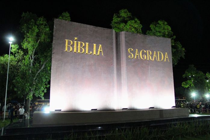 Prefeito de Coruripe Marcelo Beltrão inaugura o monumento à Bíblia