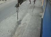 Mulher é esfaqueada e agredida durante assalto em AL; câmera flagra momento do crime