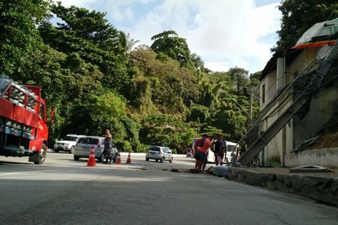 Caminhão derrubou poste na Ladeira Geraldo Melo