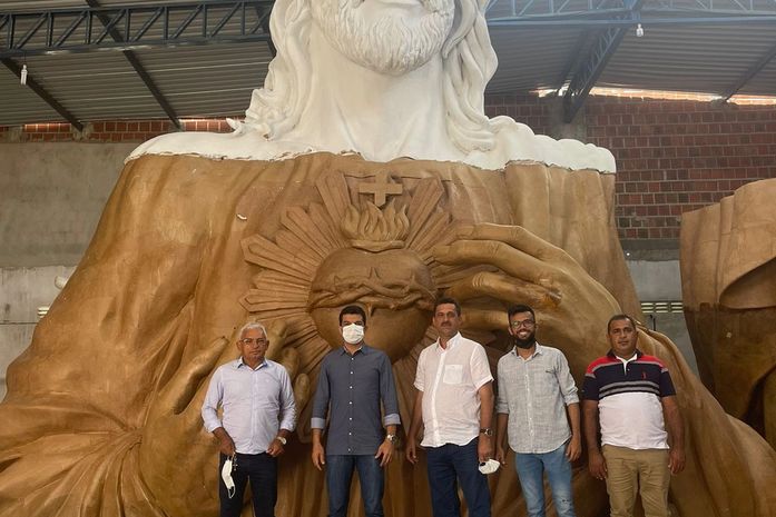 Prefeito Marlan realiza visita técnica para acompanhar obra da escultura do Sagrado Coração de Jesus