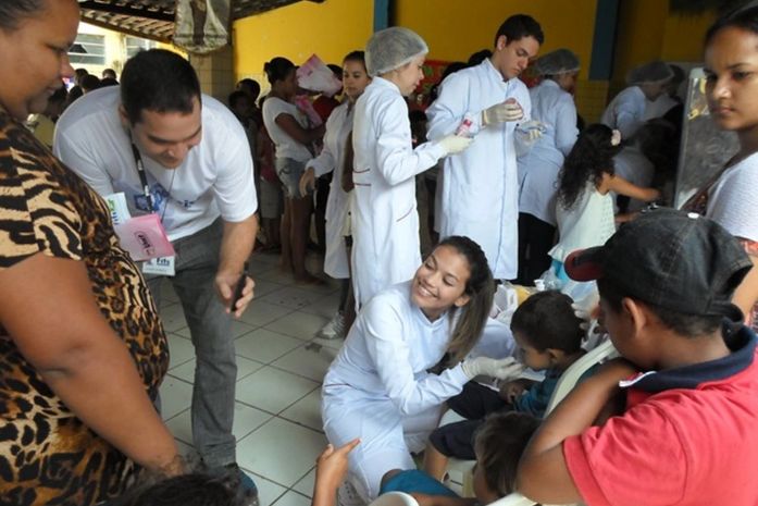 No Povoado Santo Antonio, em Atalaia, crianças e recebem aplicação de flúor