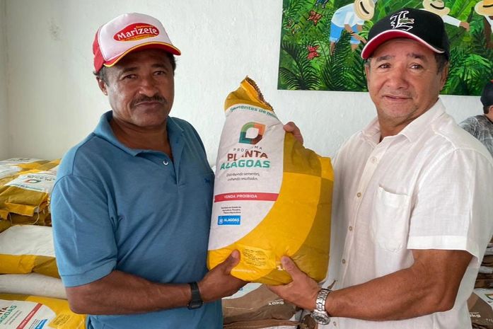 Agricultura de Mundaú entrega quase 4 toneladas de sementes para plantio