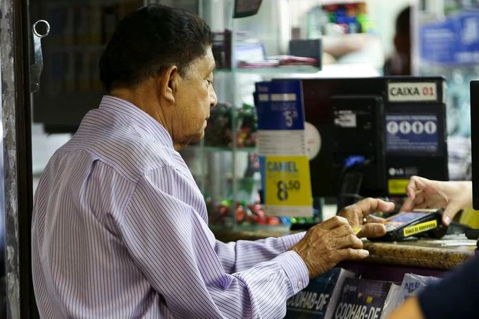 Com crise, idosos adiam saída do mercado de trabalho