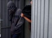 Adolescente acusado de planejar massacre em escola acompanha audiência