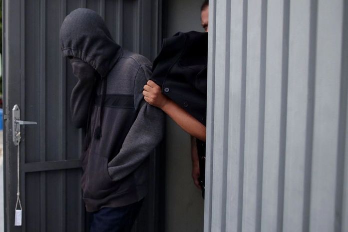 Adolescente acusado de planejar massacre em escola acompanha audiência