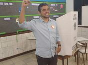 Candidato Gustavo Pessoa (PSOL) após votar 