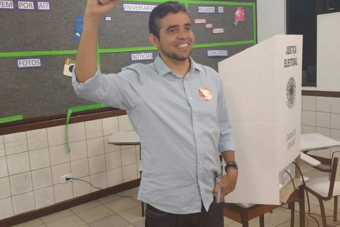 Candidato Gustavo Pessoa (PSOL) após votar