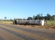 Devido ao tombamento, combustível derramou às margens da via.