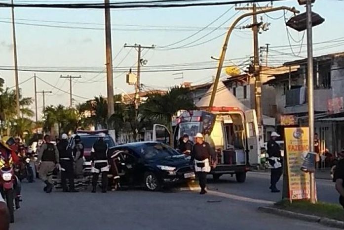 Motorista passa mal, perde o controle do carro e bate em semáforo na AL-420