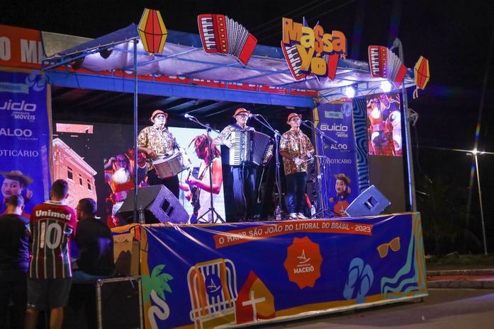 Caminhão do Forró leva música boa e agita moradores de Ipioca nesta segunda, 05