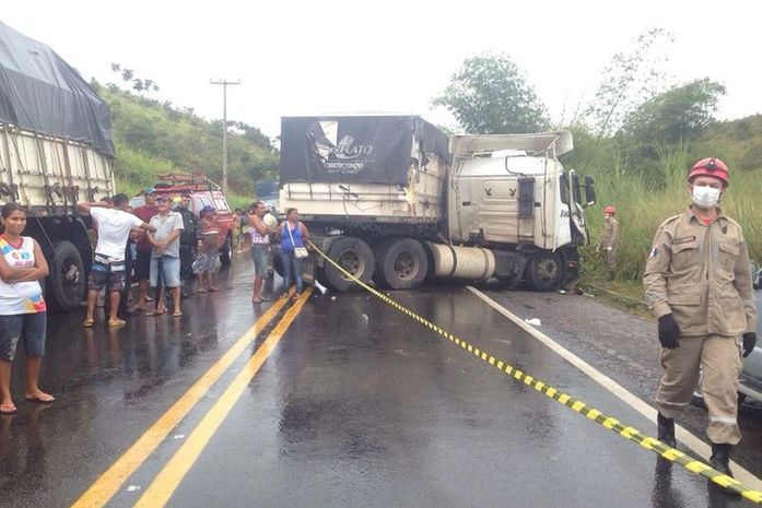 Colisão entre carretas deixa quatro vítimas em Messias