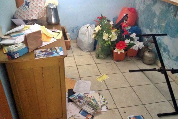 Móveis ficaram revirados.