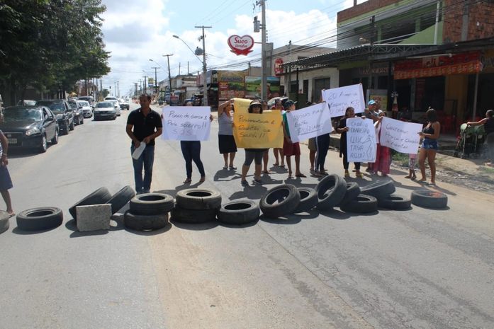 Moradores bloquearam a via com pneus