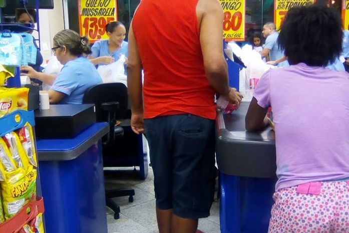 Era uma menina preta, com os cabelos espichados pelos ferros quentes modernos, dessas que a gente já foi um dia.