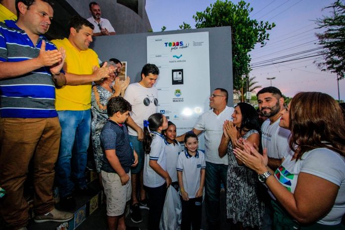 Prefeito, representantes do Todos Pela Cidade e autoridades descerram a placa