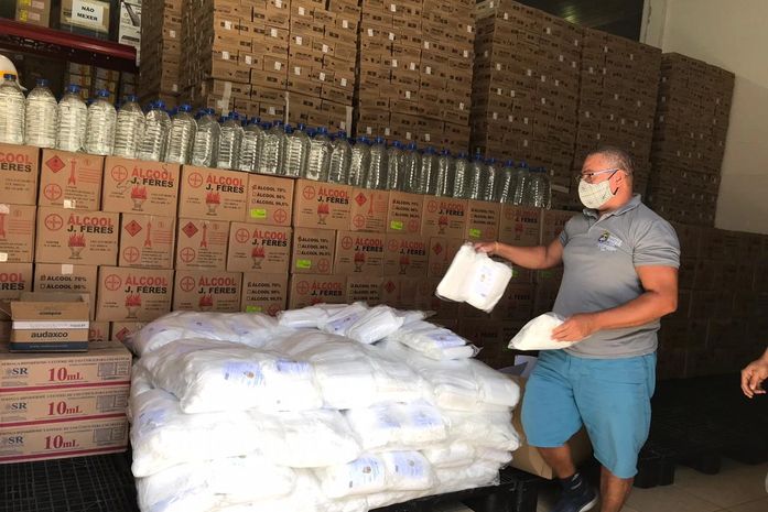 Unidades de saúde recebem álcool em gel, máscaras e outros insumos.