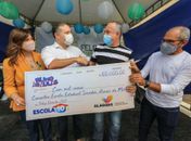 Governador entrega ônibus escolar e verbas para a Educação em Feliz Deserto