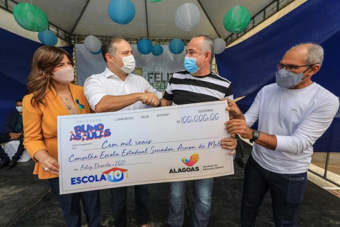 Governador entrega ônibus escolar e verbas para a Educação em Feliz Deserto