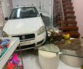 Carro desgovernado invade loja de roupas e destrói fachada no Jacintinho