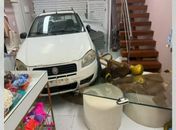 Carro desgovernado invade loja de roupas e destrói fachada no Jacintinho