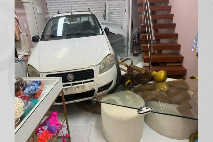 Carro desgovernado invade loja de roupas e destrói fachada no Jacintinho