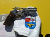 Homem é preso por porte ilegal de arma de fogo no Mercado