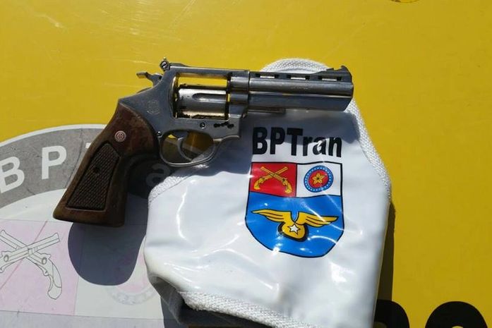 Homem é preso por porte ilegal de arma de fogo no Mercado