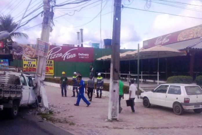 Poste quase foi derrubado por caminhão