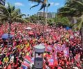 

Ato pró-Lula reúne milhares de apoiadores na orla de Maceió e tem presença de porteiro detido em panelaço contra Flávio Bolsonaro