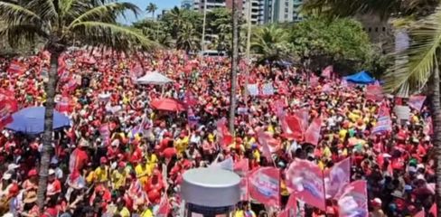 Ato pró-Lula reúne milhares de apoiadores na orla de Maceió e tem presença de porteiro detido em panelaço contra Flávio Bolsonaro