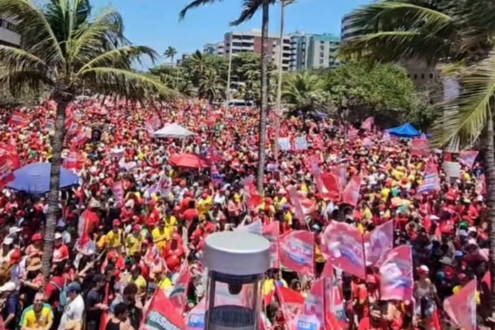 Ato pró-Lula reúne milhares de apoiadores na orla de Maceió e tem presença de porteiro detido em panelaço contra Flávio Bolsonaro
