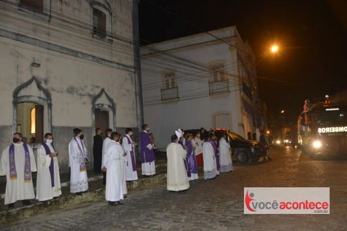 Em cerimônia emocionante,povo de Penedo se despede de Dom Valério Breda