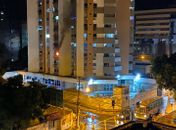 Moradores da região registram fogo e fumaça na janela do apartamento, no 3º andar.