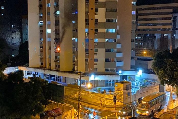 Moradores da região registram fogo e fumaça na janela do apartamento, no 3º andar.