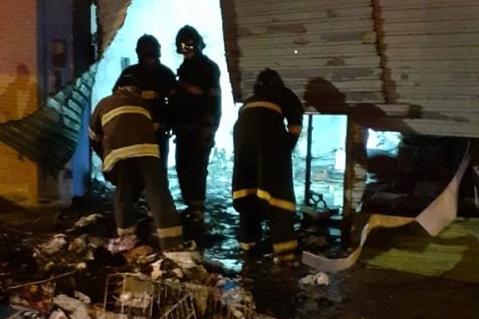 Vídeos: Incêndio atinge livraria no bairro da Levada, em Maceió