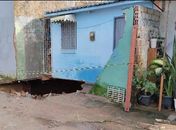 Coordenador da Defesa Civil em Arapiraca, inspeciona casa atingida por cratera e pede avaliação de engenheiro